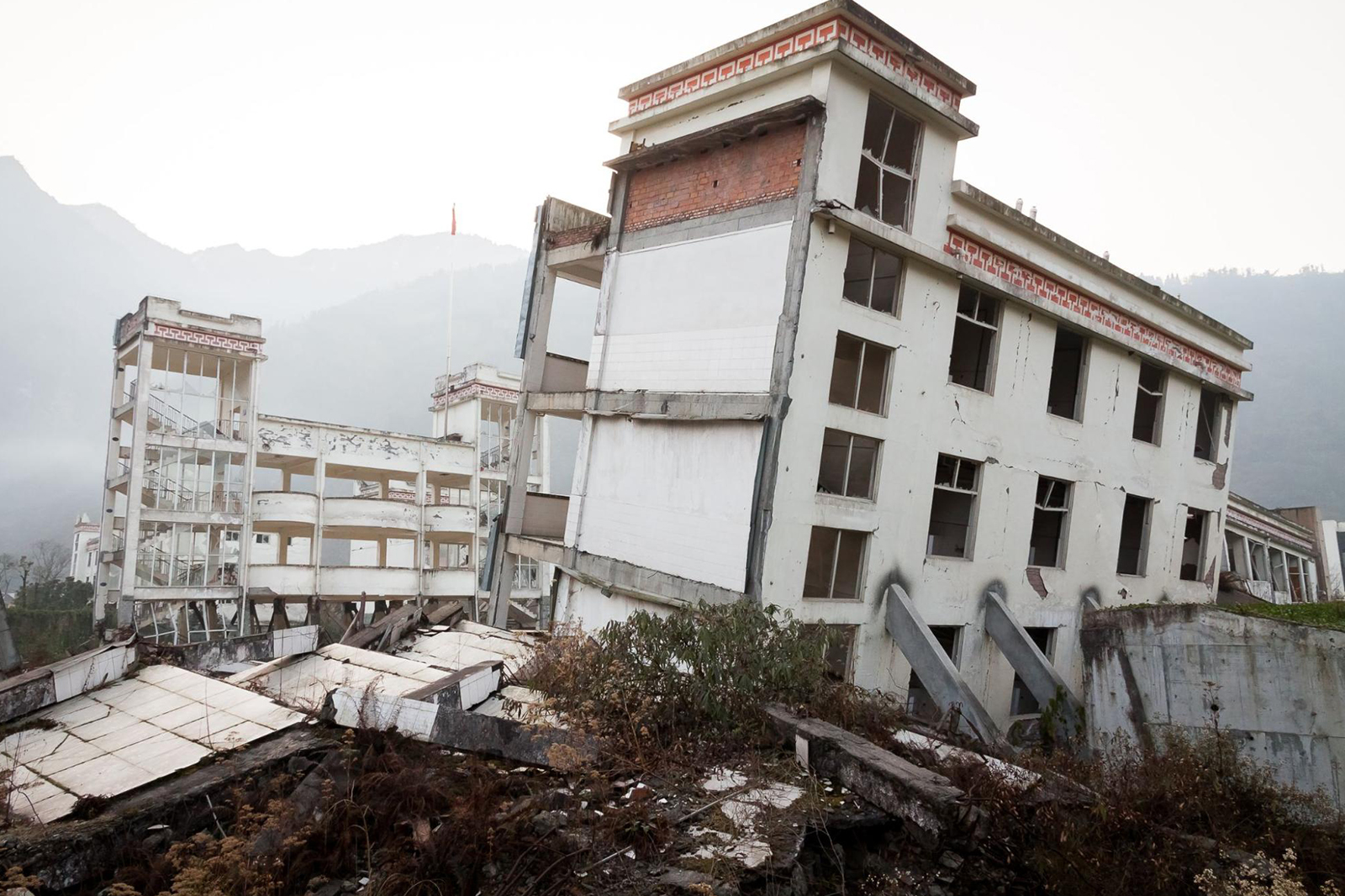 The aftermath of an earthquake, a peril that can be covered by business interruption insurance for contractors 