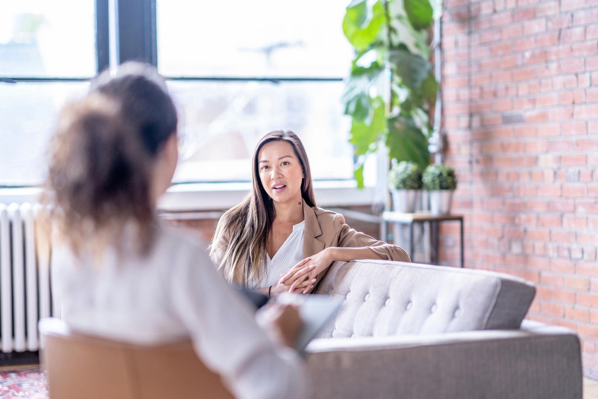 A woman speaks to a counsellor in an individual therapy session as part of a tailored group benefits plan